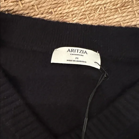 ARITZIA Essential V Neck Shrunken Cashmere Pullover Sweater - Picture 8 of 10